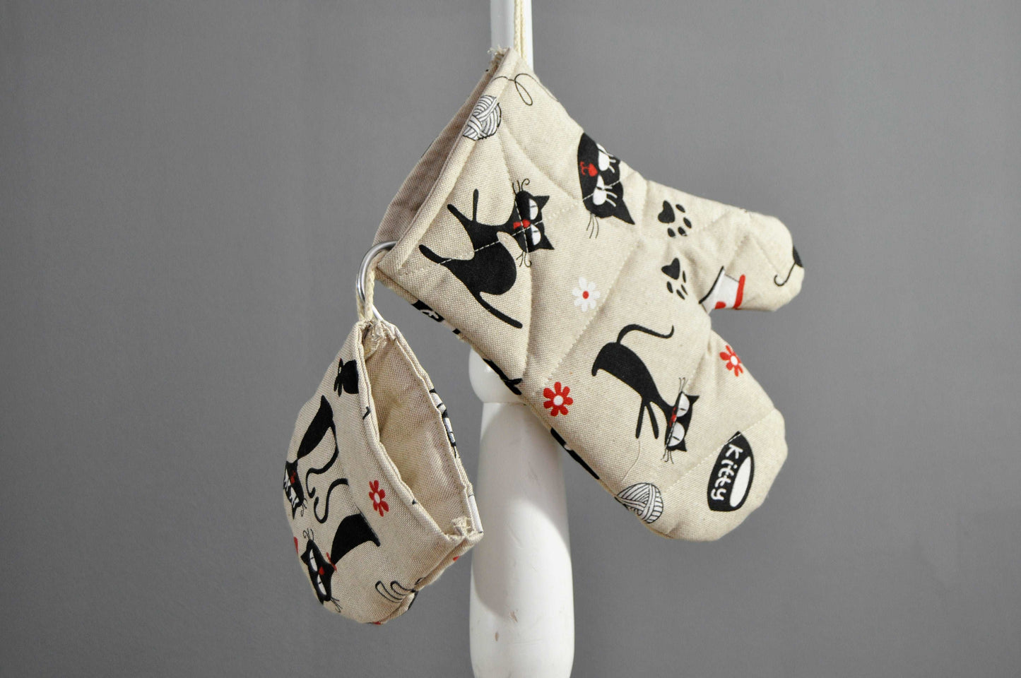 Pot Holders and Oven Mitts - Sassy Black Cats